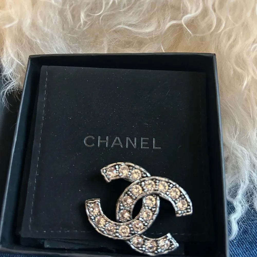 Chanel Ruthenium Crystal CC Brooch - Picture 3 of 6